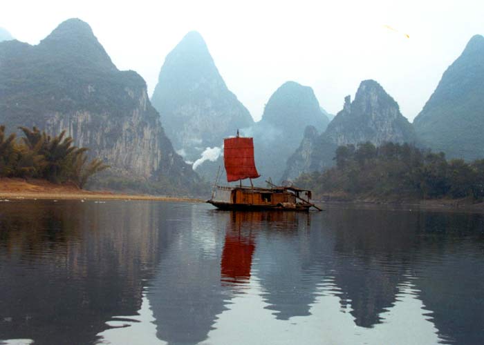 Osamocená loďka na řece Li